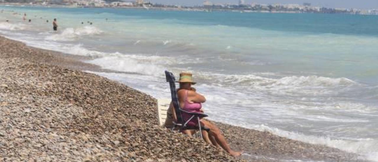 La lenta agonía de la playa de Corinto
