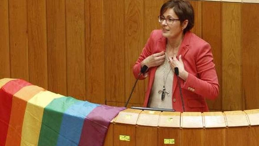 Carme Adán, con la bandera gay, ayer.  // Xoán Álvarez