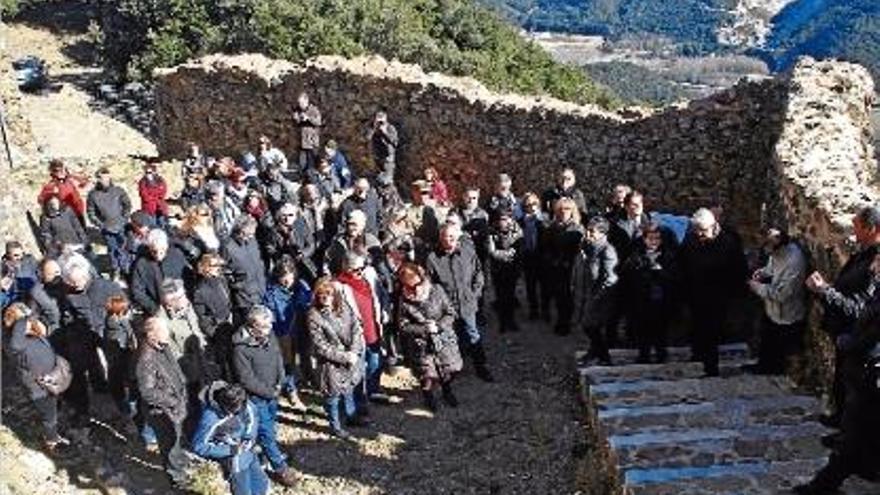 Els assistents als actes per commemorar les obres de rehabilitació del castell.