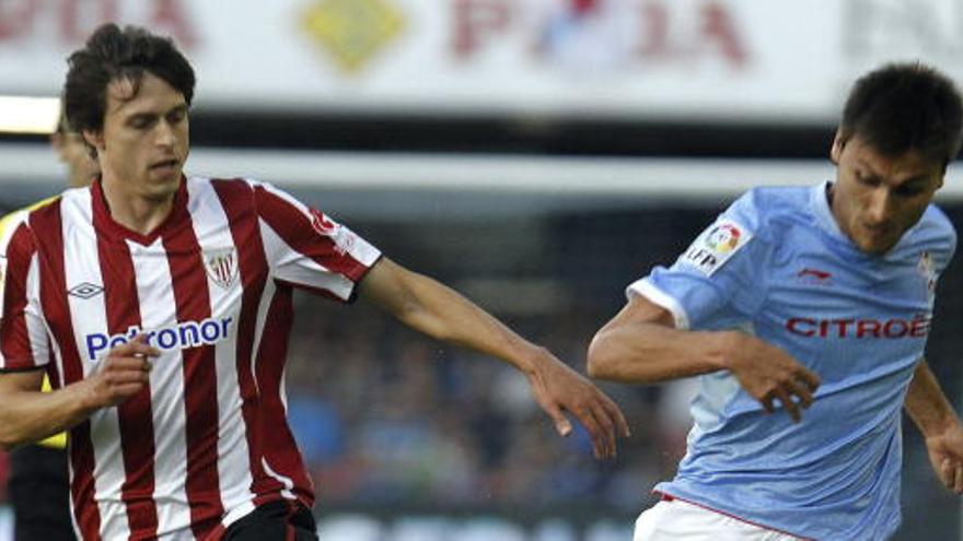 Vila lucha un balón con el jugador del Athletic Iturraspe.