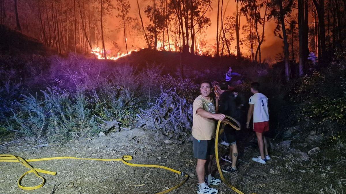 Vecinos de Castroagudín lucharon contra el fuego toda la noche. |   // FDV