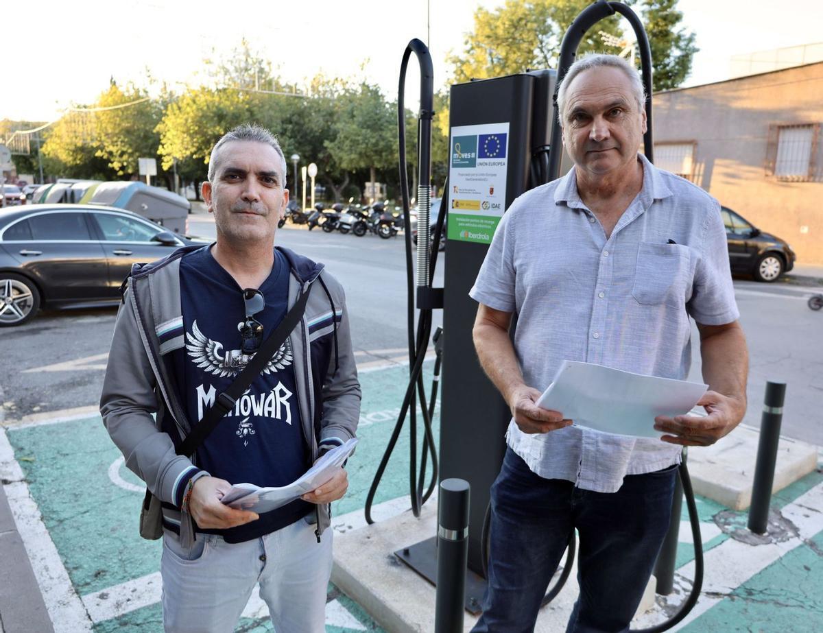 Murcianos afectados por los retrasos de los pagos de las ayudas al coche eléctrico y al autoconsumo.