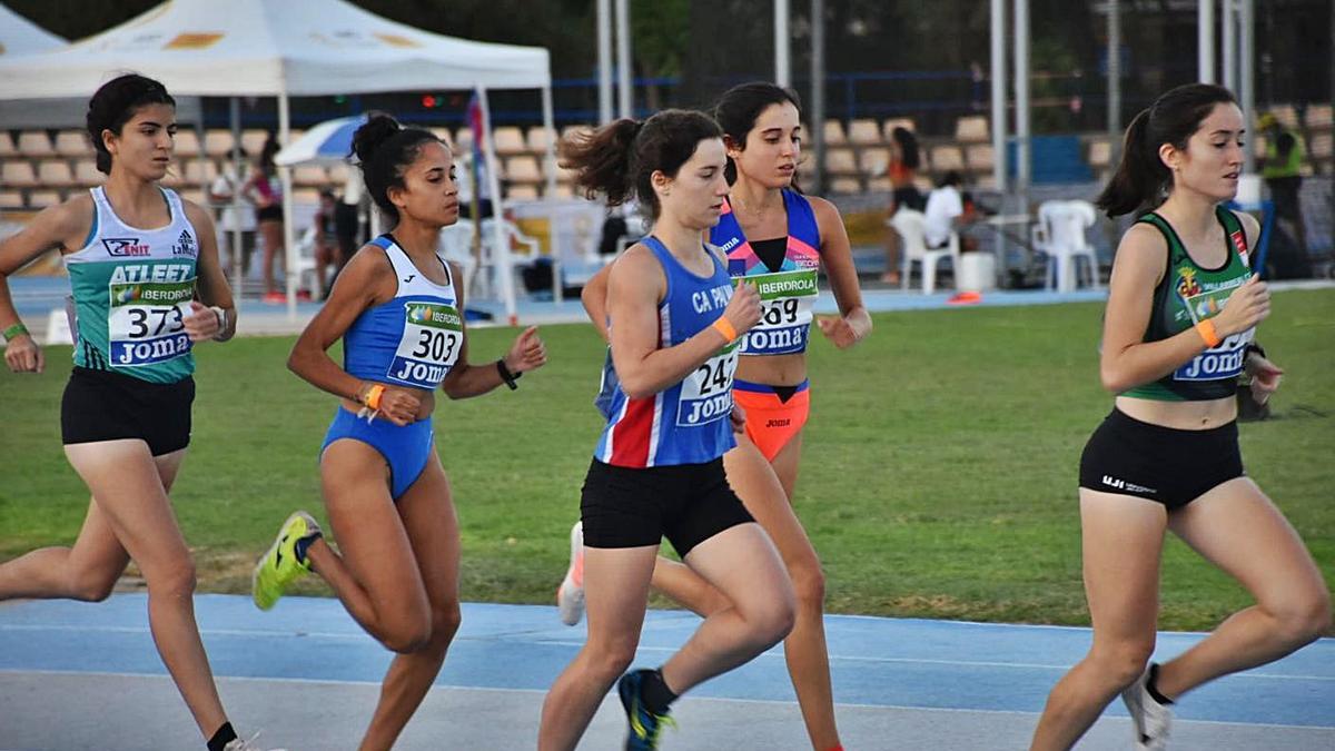 Gemma Llabrés, en el centro, fue cuarta en 5.000 metros.