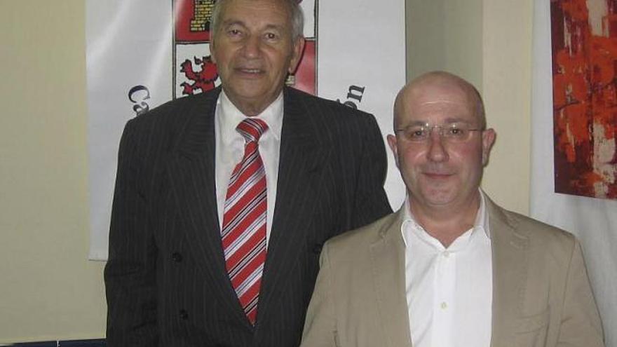 José Colinas, presidente de la Federación de Casas Regionales Castellanoleonesas en Andalucía junto al villalpandino Fernando Cartón Sancho, ganador del premio de relatos.