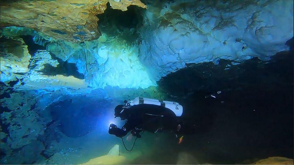 Buceadores en la Cueva del Agua, Isla Plana