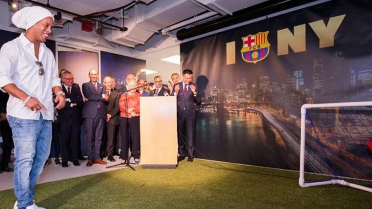 Ronaldinho inauguró la oficina del FC Barcelona