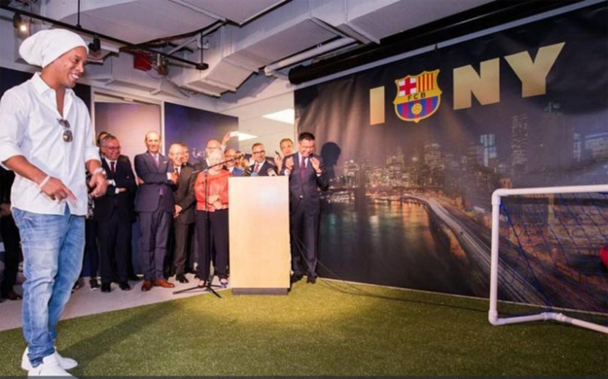 Ronaldinho inauguró la oficina del FC Barcelona