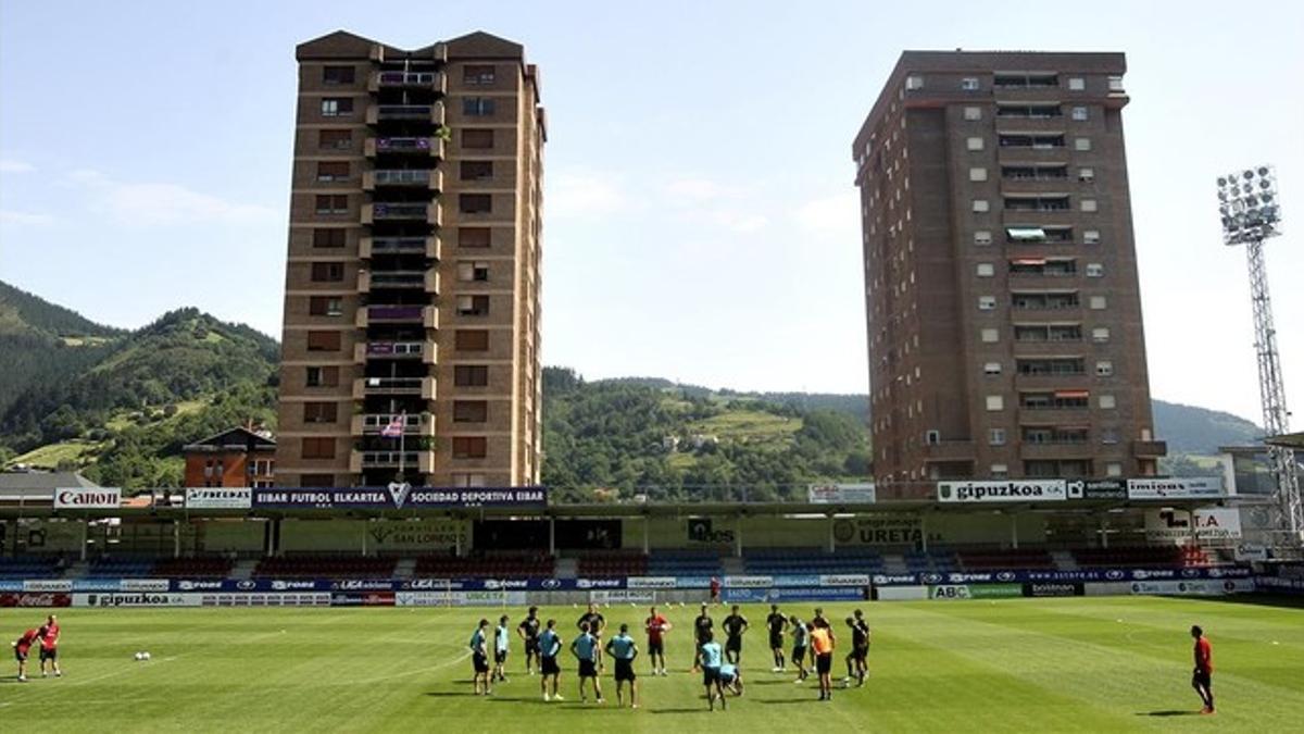 Entrenamiento del Eibar en el campo de Ipurúa, esta temporada.