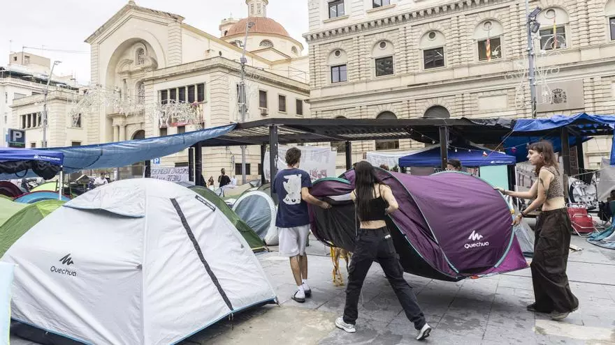 Los acampados por la vivienda en Alicante ven insuficientes los decretos del Gobierno: “Hasta que no se vea un cambio la idea es no irse”