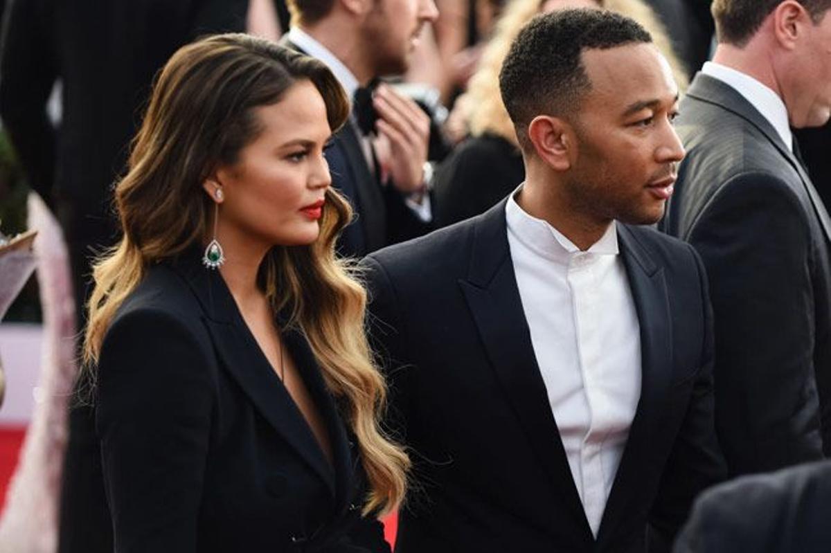 Chrissy Teigen y John Legend en su llegada a los Premios SAG 2017