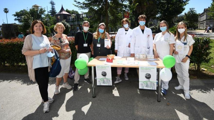 Los voluntarios en la mesa informativa junto al ambulatorio.  | // G. S.