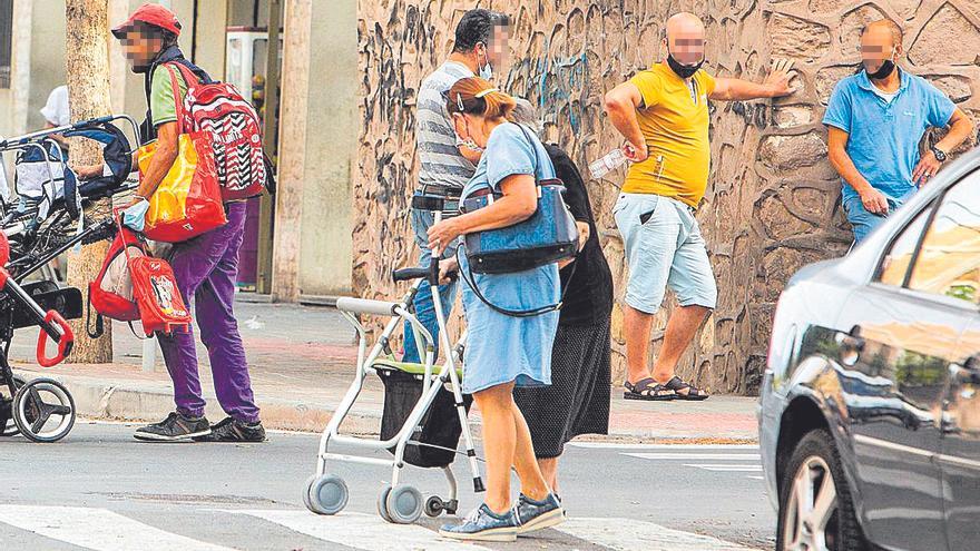 Los corrillos, sin distancia ni  mascarilla, no son excepcionales  en el barrio de Colonia Requena. 