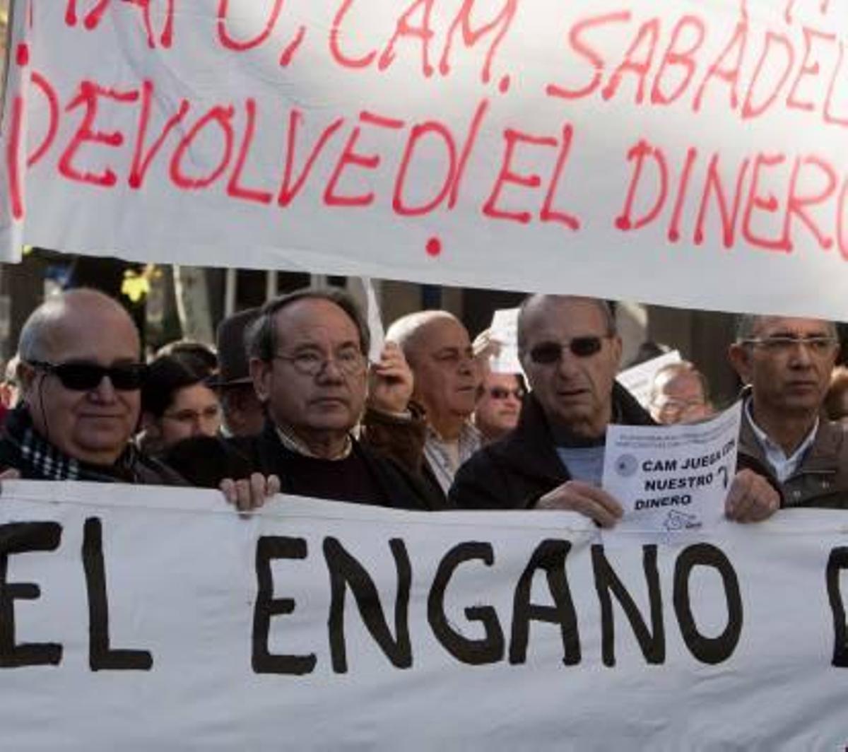 De Ramón pide al juez ampliar la causa de la CAM a la auditora de la caja y al Sabadell