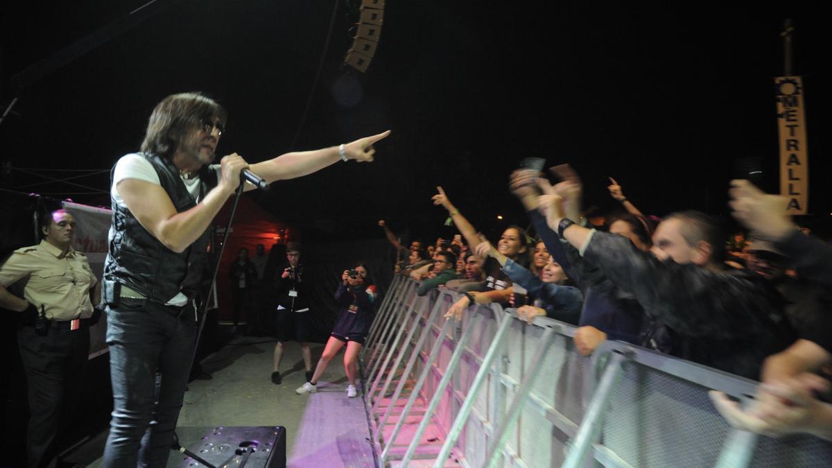 Javier Maneiro ante el público durante un concierto de Heredeiros en la comarca