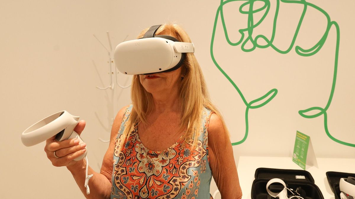 María Navarro, vicepresidenta de la sede de la AECC en Ibiza, con las gafas de realidad virtual.