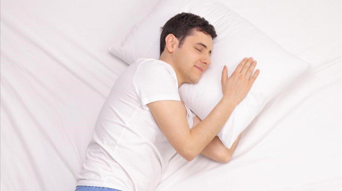 Un hombre durmiendo.