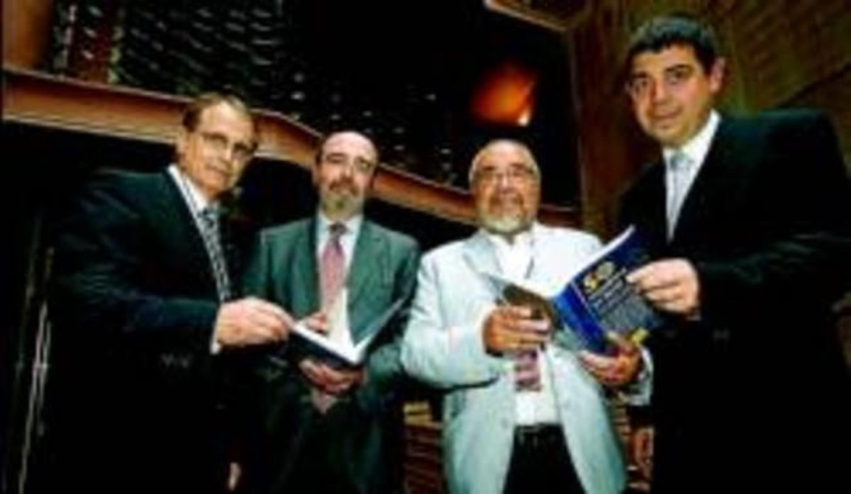 Des de l’esquerra, Canela, Orce, Fernández i Planes, amb el llibre.
