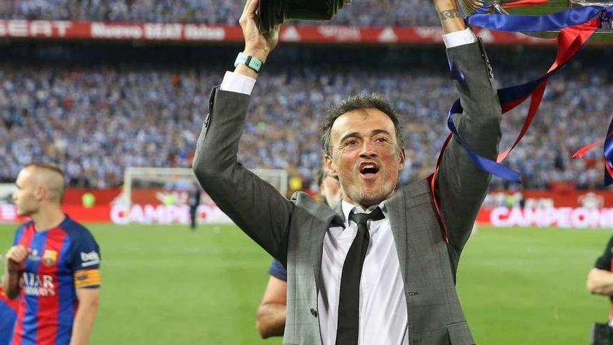 Luis Enrique levanta la Copa del Rey con la que se despide del Barcelona.