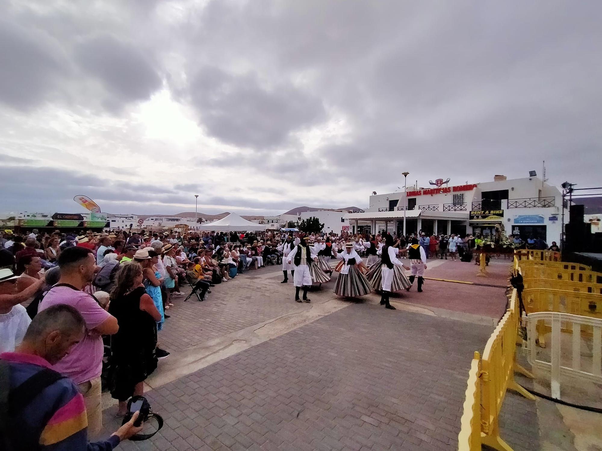 La Graciosa pasea a la Virgen del Carmen