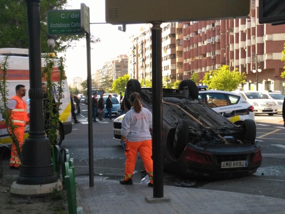 Espectacular accidente en la avenida del Cid de València