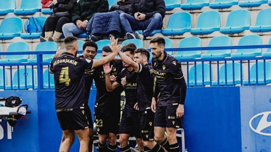 Los jugadores del Castellón celebran el gol de la victoria en el Estadio Balear.