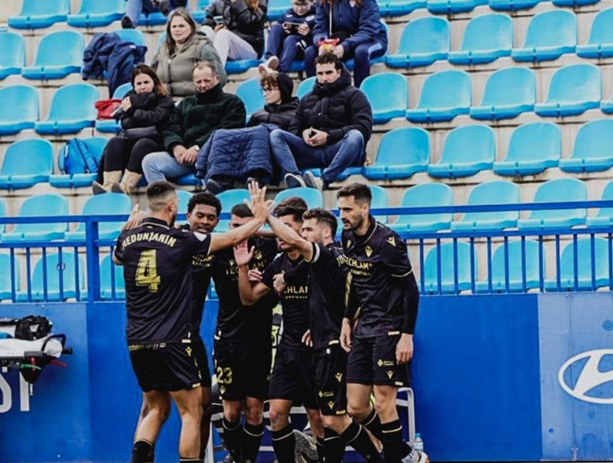 Los jugadores del Castellón celebran el gol de la victoria en el Estadio Balear.