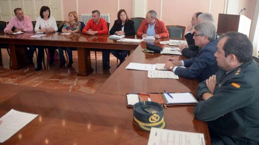 Reunión entre ambulantes, fuerzas de seguridad y el subdelegado ayer en Pontevedra. // Rafa Vázquez