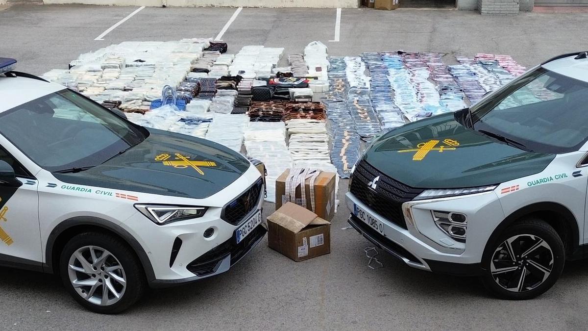 Vehicles de la Guàrdia Civil i les falsificacions intervingudes a Lloret