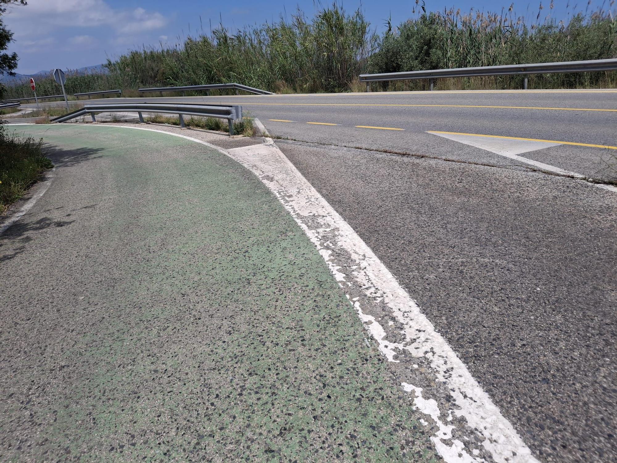 El deteriorado carril bici de El Verger a Pego y el peligroso cruce de Monte Pego