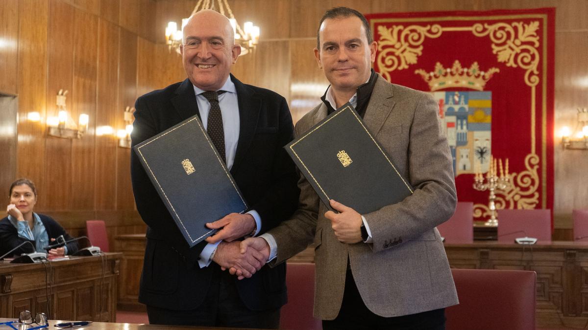 Francisco Requejo, presidente de la Diputación y Jesús Julio Carnero, exconsejero de Presidencia, firman el convenio del Fondo de Cohesión