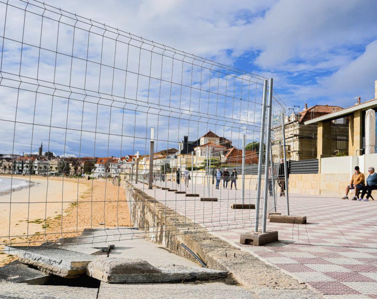 El paseo marítimo de Panxón, acotado con vallas de obra. | PEDRO MINA