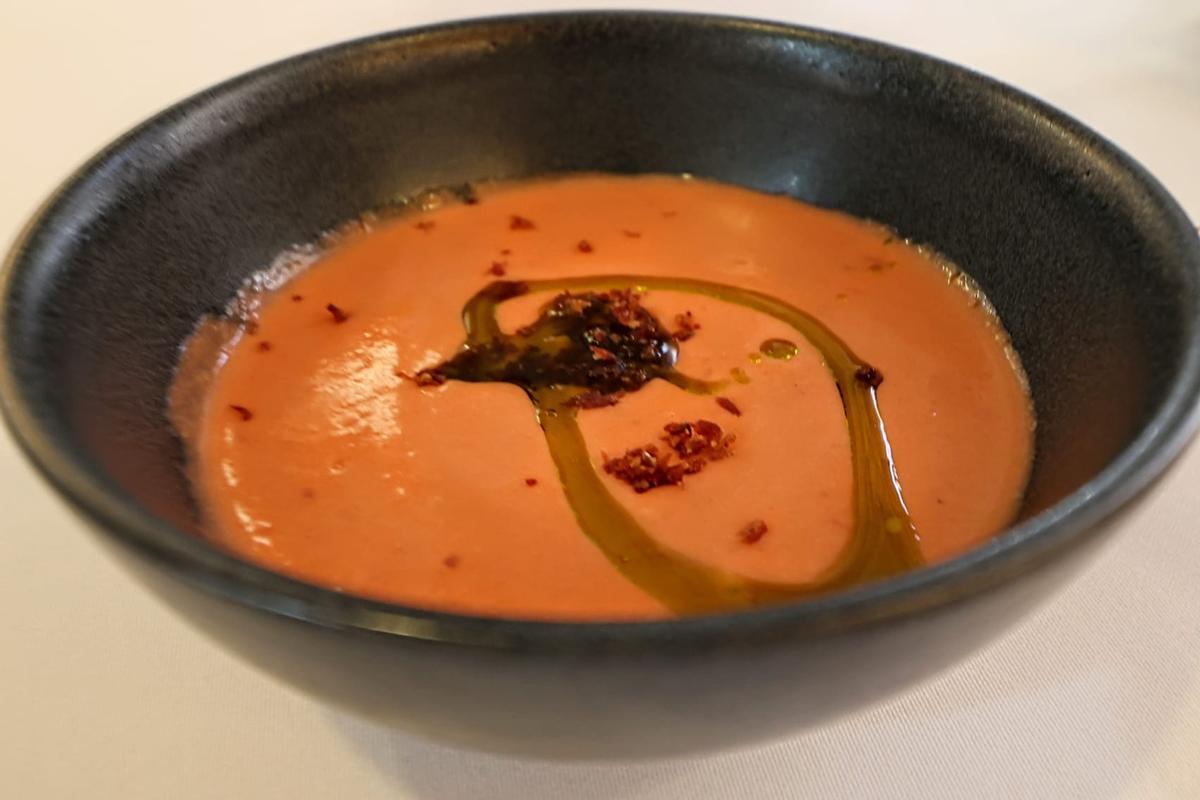Salmorejo de cerezas y crujiente de paleta ibérica.