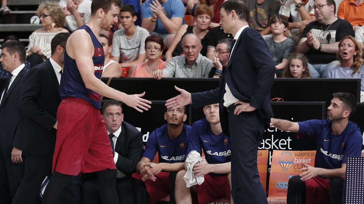 Claver se lesionó en su rodilla y no pudo volver a jugar tras pedir el cambio