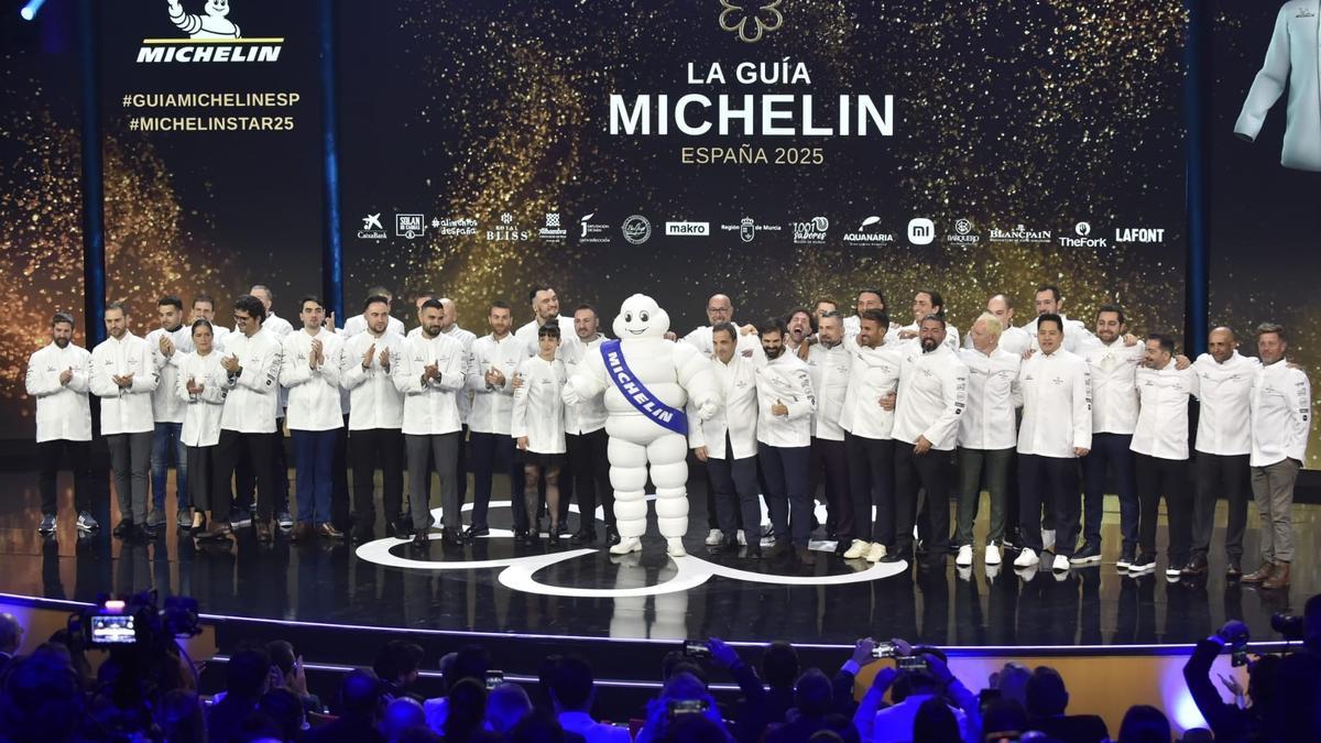 Los chef de restaurantes con una Estrella Michelín posan durante la gala de la Guía Michelin 2025.