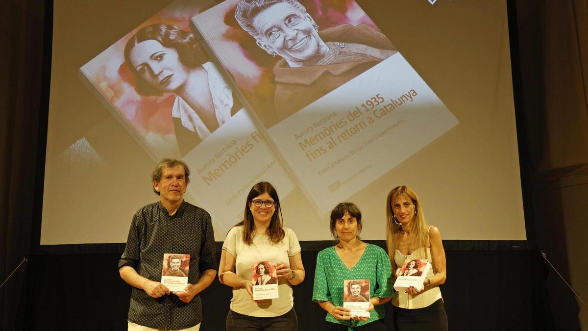 Joan-Lluís Lluís, director de la col·lecció «Josep Pla» de la Diputació de Girona; Gemma Geis, vicepresidenta de la Diputació de Girona; i Adriana Bàrcia i Ester Vinyes-Miralpeix, coeditores.