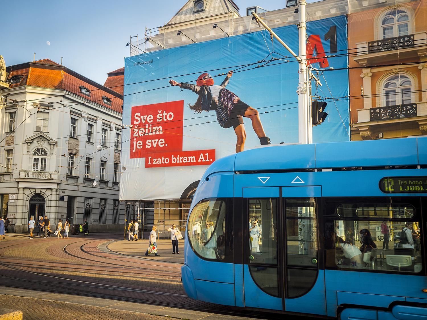 Tranvía por la plaza Ben Jelacic en Zagreb, Croacia