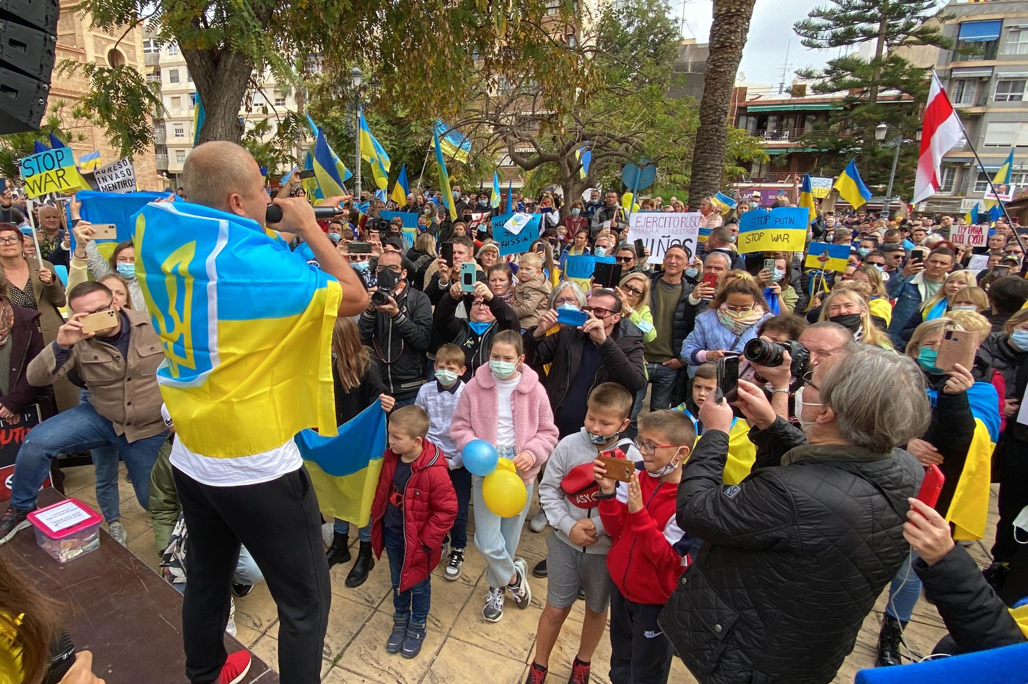 Un millar de personas se manifiesta en Torrevieja contra la invasión de Ucrania