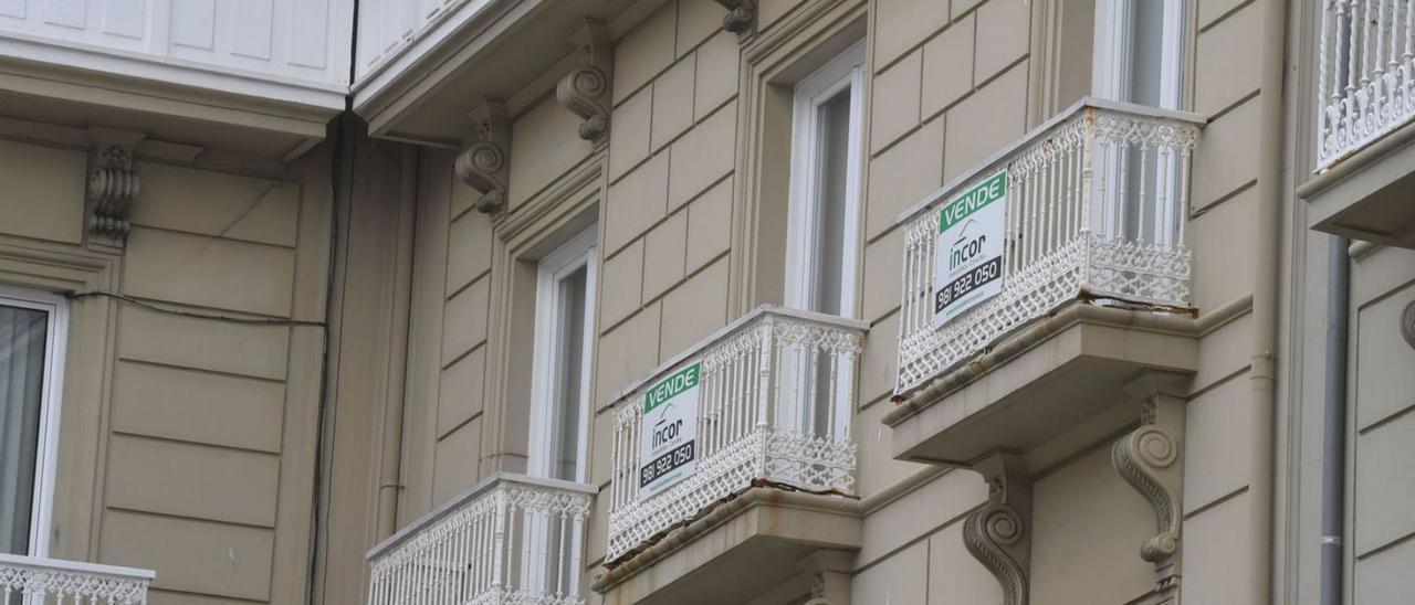 Carteles de se vende en un edificio en la ciudad de A Coruña.