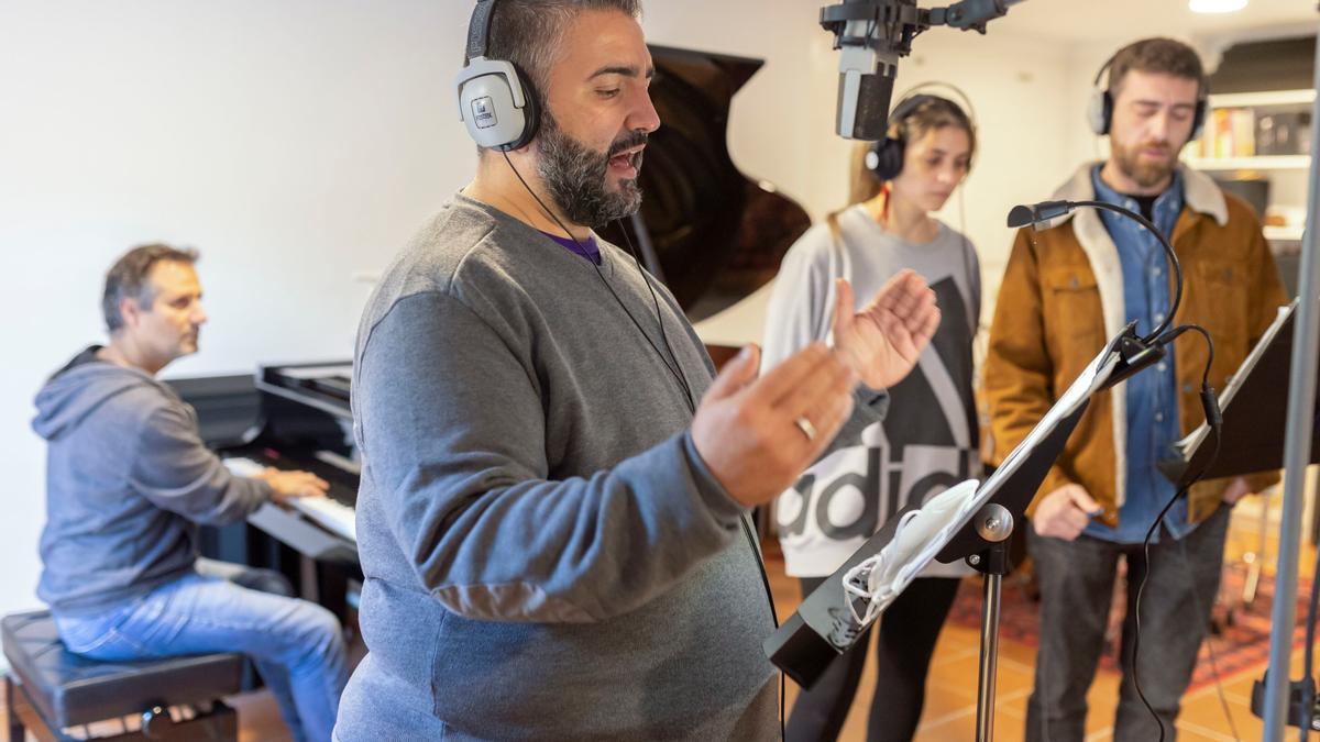 Los actores, Enrique Armijo (2i), Ángela López (2d) y Juanjo Serna (d) representan una escena sobre La desbandá que el músico y compositor catalán Miguel Ángel Vera (i) acaba de crear una ficción sonora a piano.