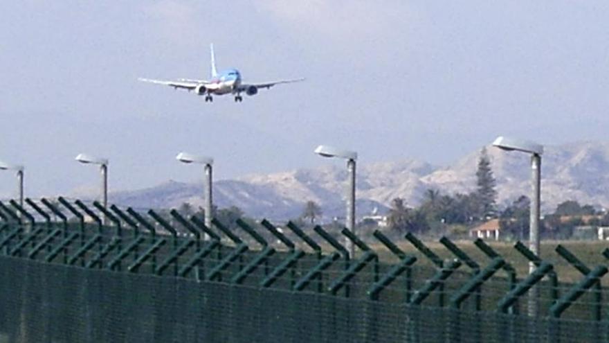 Un avión aterriza en el aeropuerto del Altet (Alicante-Elx).