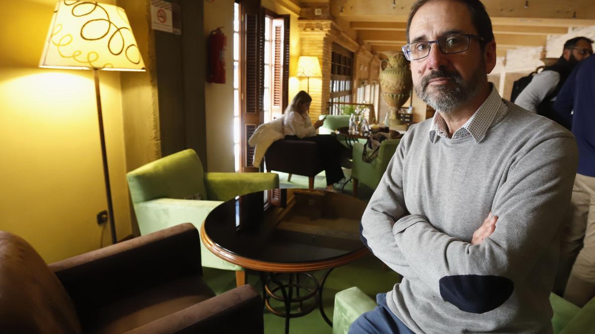 El escritor Joaquín Berges en el Hotel Palafox de Zaragoza.