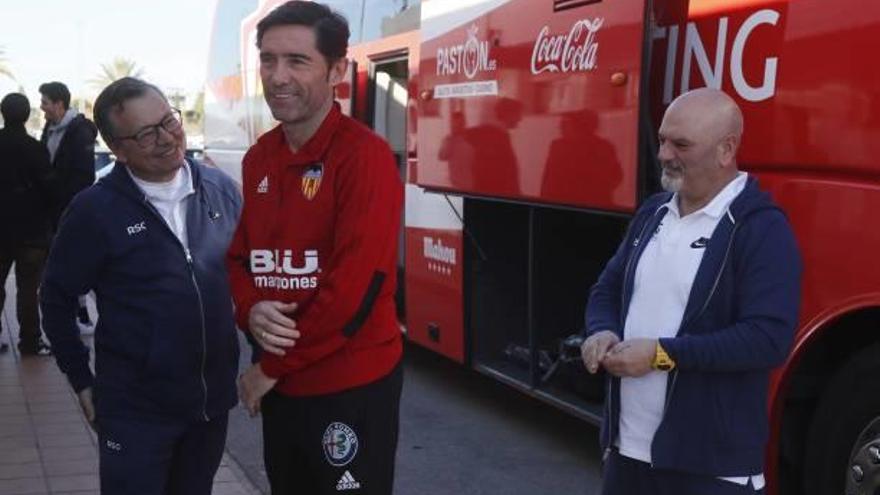 Marcelino saluda a empleados del Sporting, que ayer entrenó en la Ciudad Deportiva de Paterna.