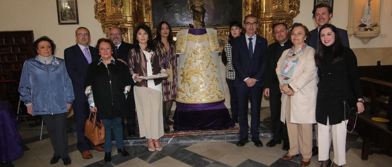 Bordadores, vestidor,  camaristas y miembros de la hermandad junto  la nueva saya de la Virgen.