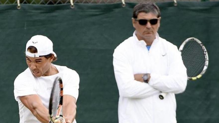 Rafel Nadal y su tío Toni en un entrenamiento en Wimbledon.