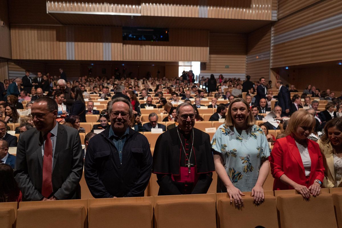Autoridades situadas en primera fila