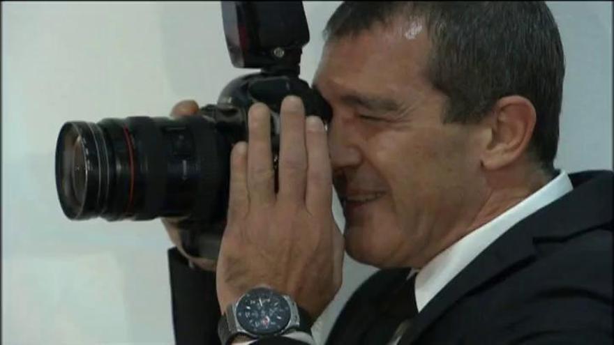 Antonio Banderas en Moscú: presenta exposición de fotografías, proyecto solidario, y nueva fragancia