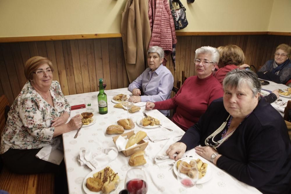 Fiesta de comadres en los bares gijoneses.