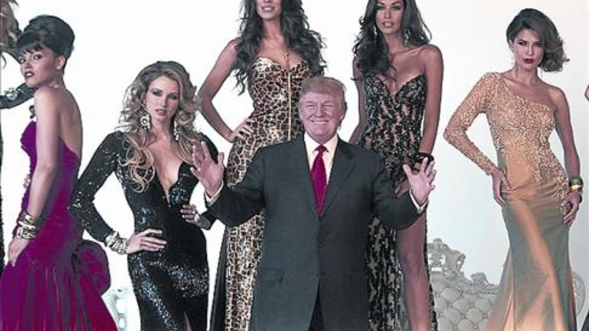 1. Con su esposa Marla Maples y su hija Tiffany en 1995. 2. Con Melania y su hijo Barron en el 2007. 3. Junto a una T gigante en la Trump Tower de Nueva York. 4. Con varias exmisses Universo en el 2011. 5. En el 2005 propuso reconstruir él las Torres