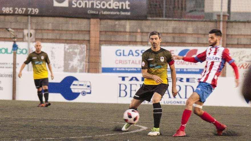 Calvillo y Noé disputan un balón.