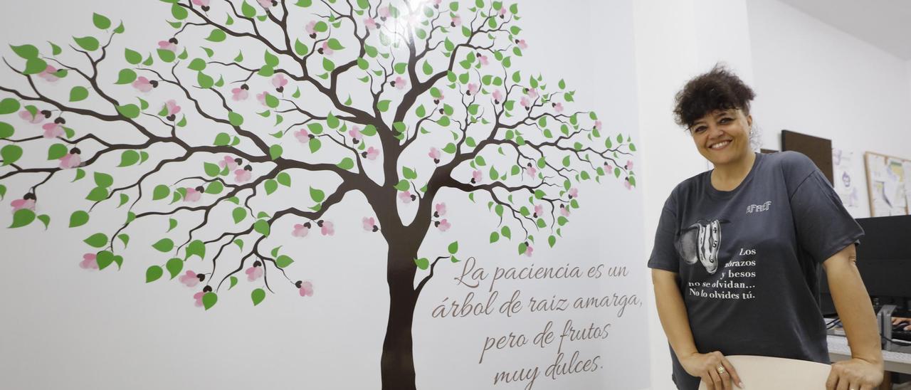 Rosa Sánchez, con el árbol de los deseos que hicieron el año pasado para el Día del Alzhéimer